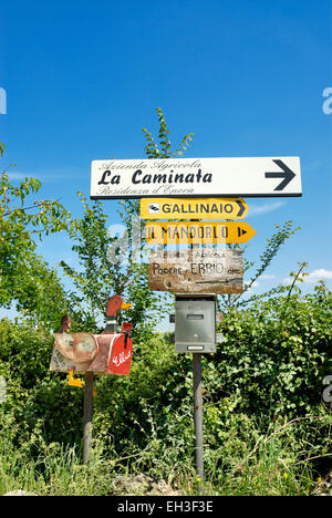 Rostige alte ländliche Postfach Ente Design mit Straße Zeichen, Toskana, Italien Stockfoto
