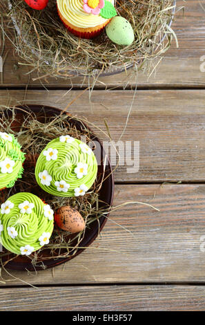 Oster Muffins Draufsicht auf Brettern Stockfoto