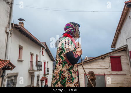 Unanu, Navarra, Spanien. 15. Februar 2015. "Mamuxarro" Figur mit eisernen Maske und Stöcke im angestammten Karneval im Dorf Unanu in der Provinz Navarra, Spanien. Celestino Arce/ZUMAPRESS.com/Alamy © Live-Nachrichten Stockfoto