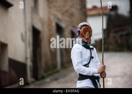 Unanu, Navarra, Spanien. 15. Februar 2015. "Mamuxarro" Figur mit eisernen Maske und Stöcke im angestammten Karneval im Dorf Unanu in der Provinz Navarra, Spanien. Celestino Arce/ZUMAPRESS.com/Alamy © Live-Nachrichten Stockfoto