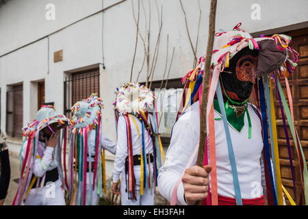 Unanu, Navarra, Spanien. 15. Februar 2015. "Mamuxarro" Figur mit eisernen Maske und Stöcke im angestammten Karneval im Dorf Unanu in der Provinz Navarra, Spanien. Celestino Arce/ZUMAPRESS.com/Alamy © Live-Nachrichten Stockfoto