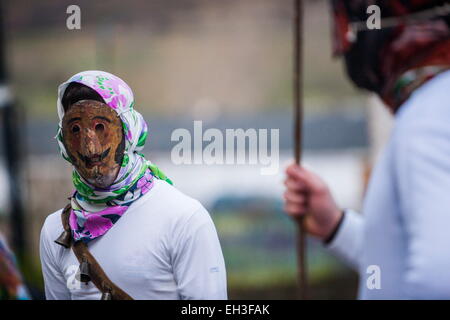 Unanu, Navarra, Spanien. 15. Februar 2015. "Mamuxarro" Figur mit eisernen Maske und Stöcken in den Straßen von Unanu Dorf im angestammten Karneval in Navarra, Spanien. Celestino Arce/ZUMAPRESS.com/Alamy © Live-Nachrichten Stockfoto