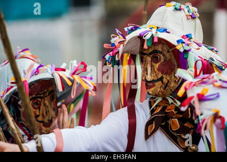 Unanu, Navarra, Spanien. 15. Februar 2015. "Mamuxarro" Figur mit eisernen Maske und Stöcke im angestammten Karneval im Dorf Unanu in der Provinz Navarra, Spanien. Celestino Arce/ZUMAPRESS.com/Alamy © Live-Nachrichten Stockfoto