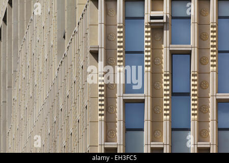 Detail der Fassade mit blass gelben Betonfertigteile Betonsäulen, Kerben und geprägte Rosetten. Rozet Kulturzentrum, Arnheim, Stockfoto