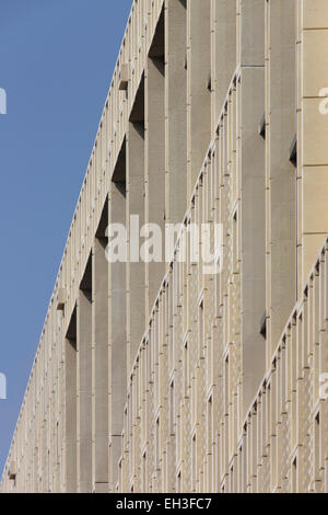 Detail der Fassade mit blass gelben Betonfertigteile Betonpfeilern. Rozet Kulturzentrum, Arnheim, Niederlande. Architekt: Neutelings Stockfoto