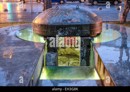 Albanien, Tirana. Ein Wächter bunker am Eingang des Viertels Blloku, mitten in der Stadt eine Zone für zahlreiche Cafés, Bars und Nachtleben einmal eingeschlossen Quartiermeister des Diktators Enver Hoxha beliebt. Mehr als 700,000 Bunker ist in Albanien während Jahren gebaut worden und ist nicht möglich, es nicht mehr entfernen. Stockfoto