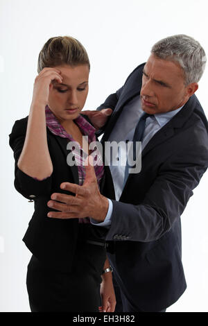 junge Frau mit Migräne getröstet von Reifen gentleman Stockfoto