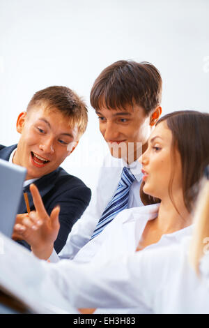 Porträt der jungen glücklich arbeitende Unternehmen-team Stockfoto