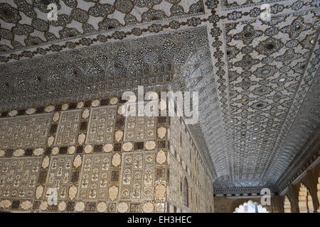 Die Decke des Spiegelsaals oder Sheesh Mahal in Amer Fort Stockfoto