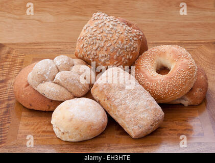 Verschiedene Brötchen auf Holzbrett. Stockfoto