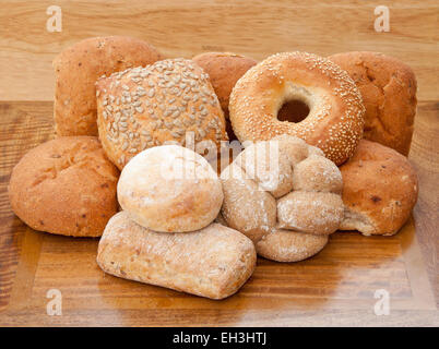 Verschiedene Brötchen auf einem Holzbrett. Stockfoto