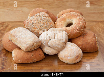 Verschiedene Brötchen auf Holzbrett. Stockfoto