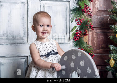 Baby auf hölzernen Pferd Stockfoto