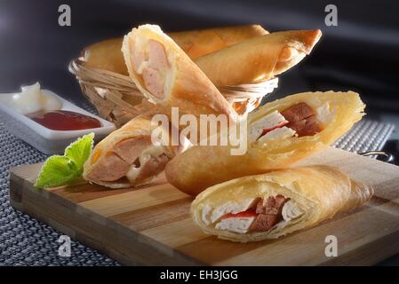 Gebratene Krabben-Sticks und Würstchen mit schönen Hintergrund-Dekoration Stockfoto