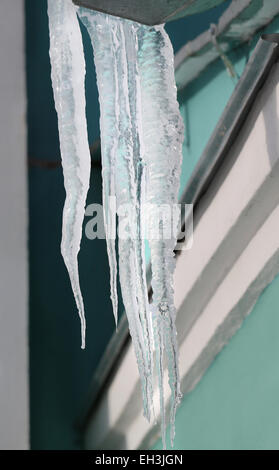 Foto große schöne Eiszapfen auf der Straße im winter Stockfoto