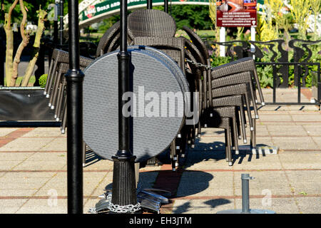 Gefalteten Tabellen und gestapelten Stühle auf der Terrasse des Restaurants Stockfoto