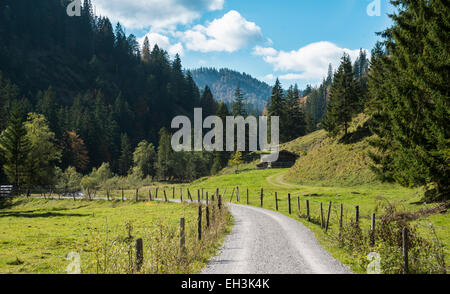 Berglandschaft mit Almhütte, Tal der Valepp Spitzingsee, Bayern, Deutschland Stockfoto