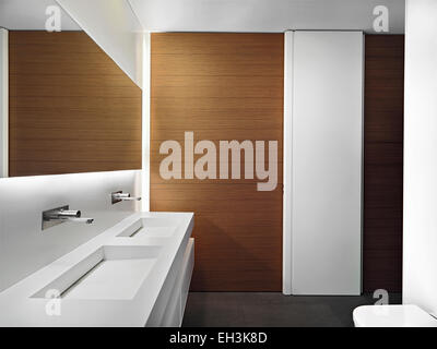 Innenansicht eines modernen Badezimmers mit Holzvertäfelung im Vordergrund Doppel Waschbecken Stockfoto