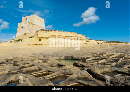 Xlendi Tower, Küsten Wachturm auf einem gelben Sandstein-Felsen, Meer Salzgewinnung in den Salinen, Xlendi, Gozo, Malta Stockfoto