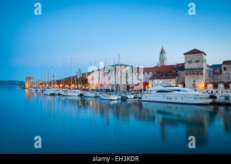 Trogir historische Stari Grad (alte Stadt) Mauern und Hafen, UNESCO-Weltkulturerbe, Trogir, Dalmatien, Kroatien Stockfoto