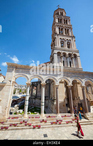 St. Domnius Kathedrale Glockenturm und Peristyl, Stari Grad (alte Stadt), Split, Dalmatien, Kroatien, Europa Stockfoto