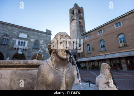 Der Contarini-Brunnen in den zentralen Platz Piazza Vecchia in Bergamo, Italien. Palazzo del Podestà und Bell tower in den Rücken. Stockfoto