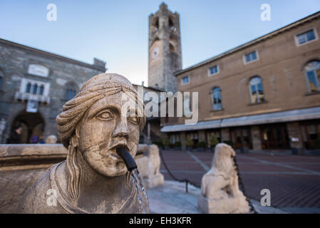 Der Contarini-Brunnen in den zentralen Platz Piazza Vecchia in Bergamo, Italien. Auf dem Hintergrund, der Palazzo del Podestà und th Stockfoto