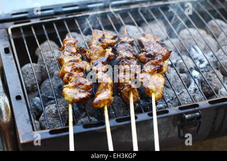 Satay auf Grill Grillen Stockfoto