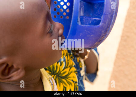 KOMOBANGAU, Provinz TILLABERI, NIGER, 15. Mai 2012: unterernährte Kinder und ihre Mütter werden in der lokalen Gesundheitszentrum wöchentliche Klinik behandelt. Stockfoto