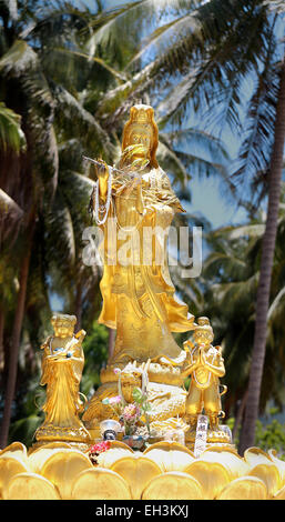 schöne Statue von Guan Yin chinesische Göttin der Barmherzigkeit im Palmenhain Stockfoto