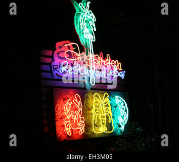Foto-leuchtende Zeichen im Restaurant in der Nacht Stockfoto