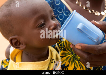 KOMOBANGAU, Provinz TILLABERI, NIGER, 15. Mai 2012: unterernährte Kinder und ihre Mütter werden in der lokalen Gesundheitszentrum wöchentliche Klinik behandelt. Stockfoto