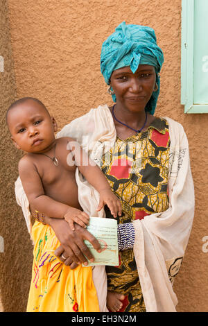 KOMOBANGAU, Provinz TILLABERI, NIGER, 15. Mai 2012: unterernährte Kinder und ihre Mütter werden in der lokalen Gesundheitszentrum wöchentliche Klinik behandelt. Stockfoto