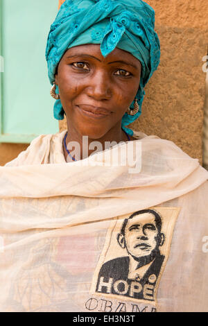 KOMOBANGAU, Provinz TILLABERI, NIGER, 15. Mai 2012: eine Frau trägt einen Schal mit einem Bild von US-Präsident Obama. Stockfoto