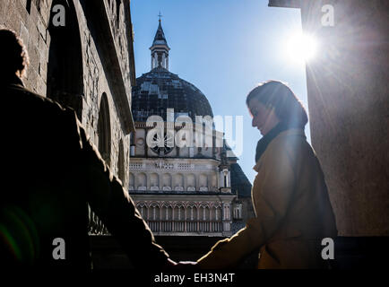 Kirche Santa Maria Maggiore und Palazzo Podestà in Bergamo Alta, die Oberstadt von Bergamo, Italien mit Menschen Stockfoto