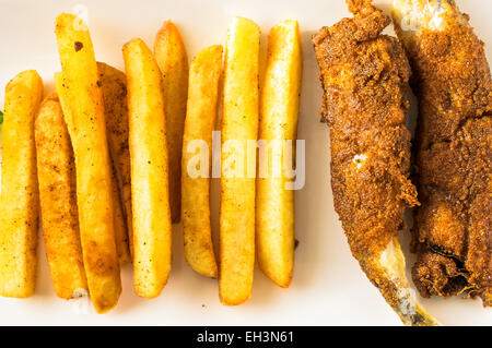 Fish And Chips auf einem Teller. Vorspeise mit Meeresfrüchten Draufsicht Stockfoto