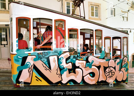 Portugal, Lissabon: Seitenansicht des historischen Seilbahn Aufzug Elevador da Bica mit Passagiere warten auf die Fahrt in die Innenstadt Stockfoto