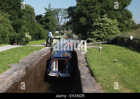 Ein Narrowboat Eintritt Schloss 4 des Fluges Grindley Brook Schleusen am Llangollen Kanal in der Nähe von Whitchurch, Shropshire Stockfoto