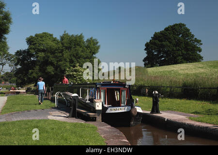 Ein Narrowboat verlassen Schloss 4 des Fluges Grindley Brook von Sperren auf dem Llangollen Kanal in der Nähe von Whitchurch, Shropshire Stockfoto