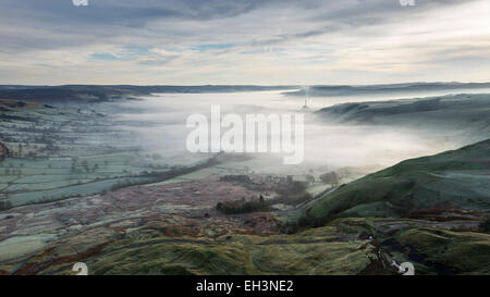 Nebel über Castleton im Peak District auf einer frühen Wintermorgens. Stockfoto