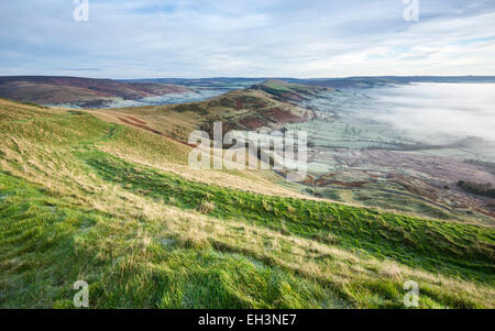 Blick entlang dem Grat von Mam Tor an einem frostigen, nebligen Morgen im Peak District, Derbyshire. Stockfoto