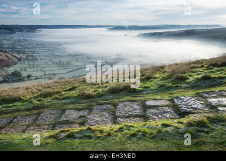 Ebnete Weg auf Mam Tor mit Blick über Nebel am Castleton im Peak DIstrict, Derbyshire. Stockfoto