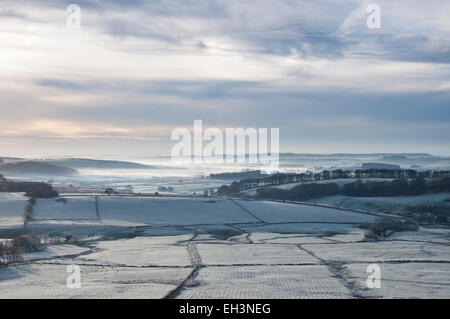 Frostigen Felder in der Nähe von Perryfoot im Peak DIstrict auf einer frühen Wintermorgens. Stockfoto