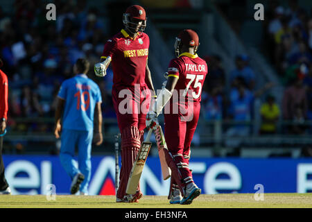 Perth, Australien. 6. März 2015. ICC Cricket World Cup. Indien im Vergleich zu West Indies. Jason Holder feiert seinen 50 mit Jerome Taylor. Bildnachweis: Aktion Plus Sport/Alamy Live-Nachrichten Stockfoto