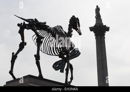 London, UK. 5. März 2015. Geschenkten Gaul von Hans Haacke. Die neue Kommission für die Fourth Plinth, "Geschenkten Gaul" des deutschen Künstlers Hans Haacke wurde früher von den Bürgermeister von London Boris Johnson auf dem Trafalgar Square enthüllt. Geschenkten Gaul ist die zehnte Skulptur auf dem leeren Sockel auf dem Trafalgar Square enthüllt werden. Die Skulptur Geschenk Pferd ergibt sich aus einer Gravur "Die Anatomie des Pferdes" von 1766 von George Stubbs und verfügt über einen Liveticker FTSE 100 an der Londoner Börse. Die Skulptur ist ein 4,57 Meter hohen Skelton Bronze mit einem Gewicht von 1700 kg. Foto: Bettina Strenske Stockfoto