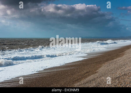 Weiße Brandung auf Chesil beach Stockfoto