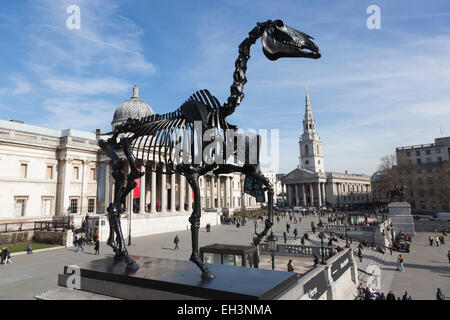 London, UK. 5. März 2015. Geschenkten Gaul von Hans Haacke. Die neue Kommission für die Fourth Plinth, "Geschenkten Gaul" des deutschen Künstlers Hans Haacke wurde früher von den Bürgermeister von London Boris Johnson auf dem Trafalgar Square enthüllt. Geschenkten Gaul ist die zehnte Skulptur auf dem leeren Sockel auf dem Trafalgar Square enthüllt werden. Die Skulptur Geschenk Pferd ergibt sich aus einer Gravur "Die Anatomie des Pferdes" von 1766 von George Stubbs und verfügt über einen Liveticker FTSE 100 an der Londoner Börse. Die Skulptur ist ein 4,57 Meter hohen Skelton Bronze mit einem Gewicht von 1700 kg. Foto: Bettina Strenske Stockfoto