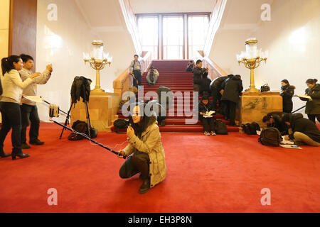 Peking, China. 5. März 2015. Ein Journalist nutzt "Selfie Stick" einen Bericht in der großen Halle des Volkes in Peking, 5. März 2015 zu tun. © Liu Xun/Xinhua/Alamy Live-Nachrichten Stockfoto