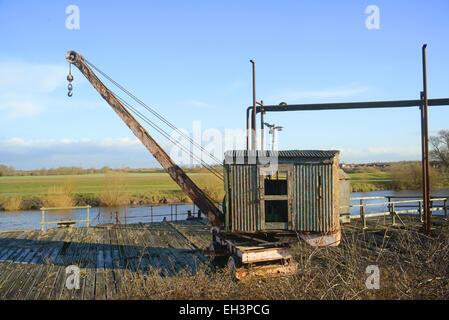 Kran auf alten Dock Yard am Fluss Ouse Selby Yorkshire Vereinigtes Königreich Stockfoto