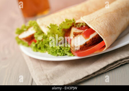 frisch gebackene Tortilla wraps mit Huhn und Gemüse Stockfoto